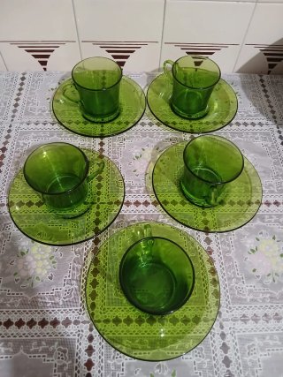 Juego de 5 tazas con platillos de vidrio