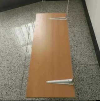 Mensola in legno con supporti metallici per fissare