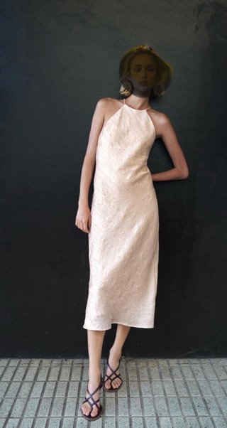 Vestido midi Zara abalorios rosa efecto arrugado