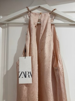 Vestido midi Zara abalorios rosa efecto arrugado