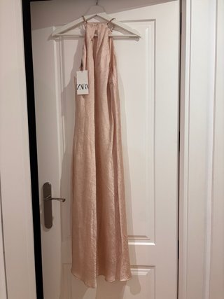 Vestido midi Zara abalorios rosa efecto arrugado