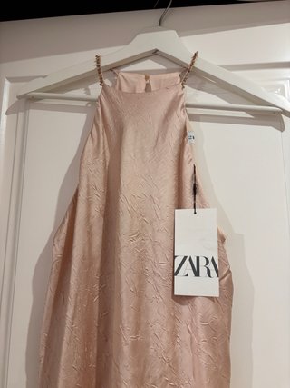 Vestido midi Zara abalorios rosa efecto arrugado