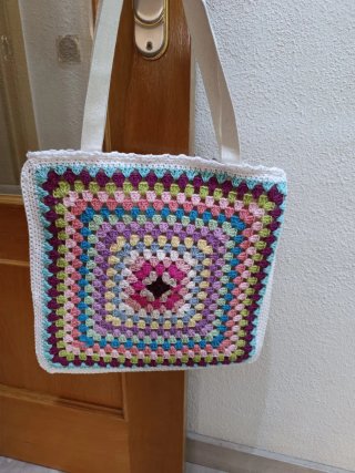 Bolso tejido a mano multicolor