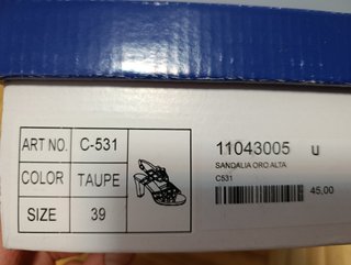 Sandalias de mujer beige y doradas con pedrería