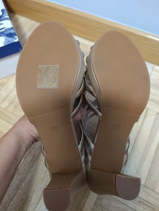 Sandalias de mujer beige y doradas con pedrería