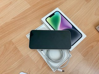 iPhone 14 Plata/Blanco con auriculares