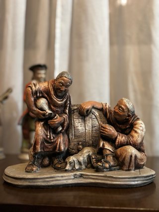 Figura decorativa monjes y barril