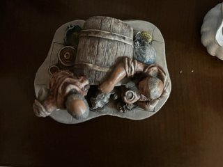 Figura decorativa monjes y barril