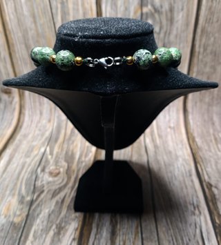 Collar de jaspe verde con cuentas doradas
