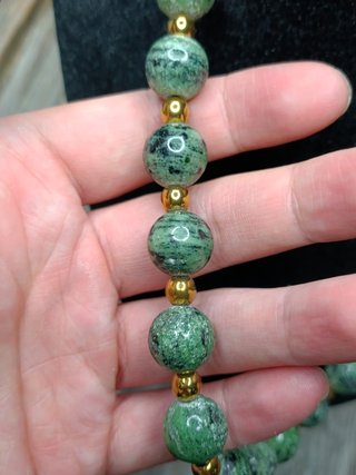 Collar de jaspe verde con cuentas doradas