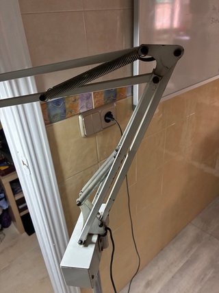 Lámpara antigua con lupa