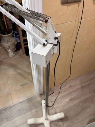 Lámpara antigua con lupa