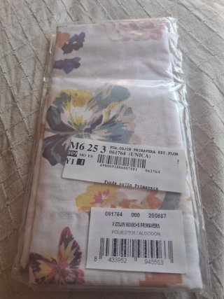 Funda cojin primaveral.Tela floral .60x60.Nuevo.