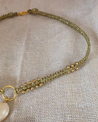 Gargantilla boho dorada con perlas y piedra