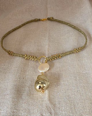Gargantilla boho dorada con perlas y piedra