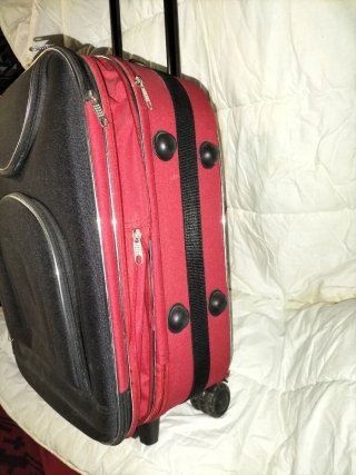 Maleta de viaje negra con ruedas
