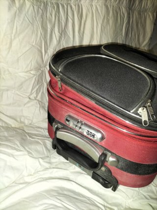 Maleta de viaje negra con ruedas