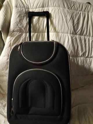 Maleta de viaje negra con ruedas