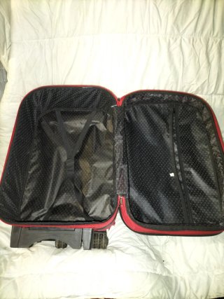 Maleta de viaje negra con ruedas