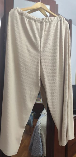 Pantalón y casaca asimétrica beige/verde muy origi