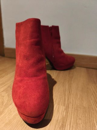 Botines rojos de antelina