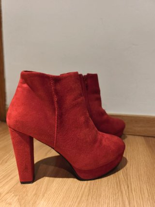 Botines rojos de antelina