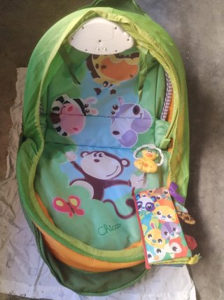 Hamaca para bebé con juguetes