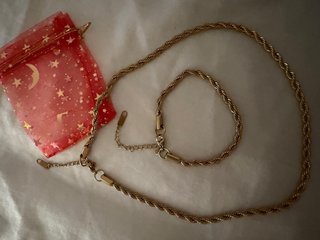 Collar y pulsera dorados