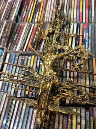 Cristo de bronce estilo Dalí