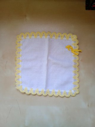 Mantita de barriguita blanca y amarilla