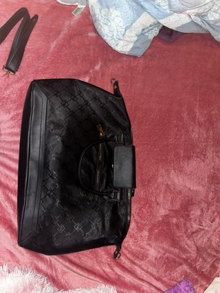 Bolso de viaje negro con monograma