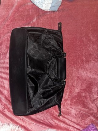 Bolso de viaje negro con monograma