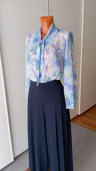 Blusa vintage tonos malvas. Estampado de flores.