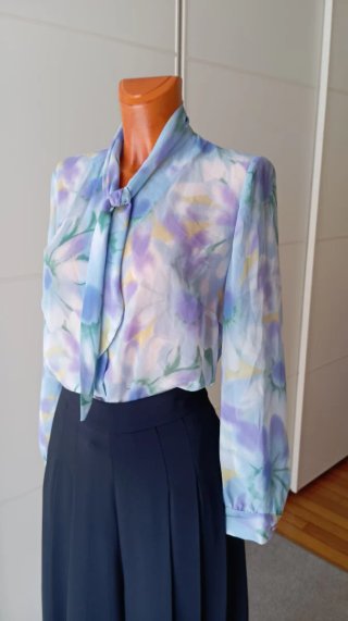 Blusa vintage tonos malvas. Estampado de flores.