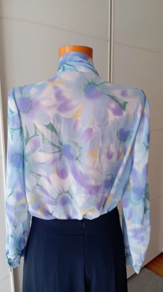 Blusa vintage tonos malvas. Estampado de flores.