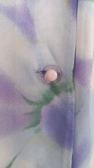 Blusa vintage tonos malvas. Estampado de flores.