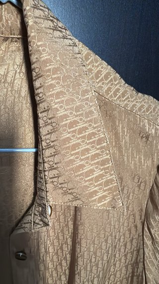 Similar Dior shirt Camisa dorada con estampado