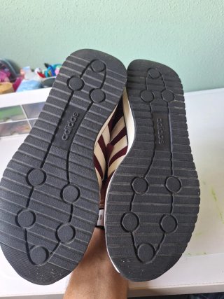 Zapatillas Adidas Burdeos y Blancas