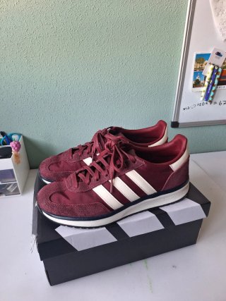 Zapatillas Adidas Burdeos y Blancas