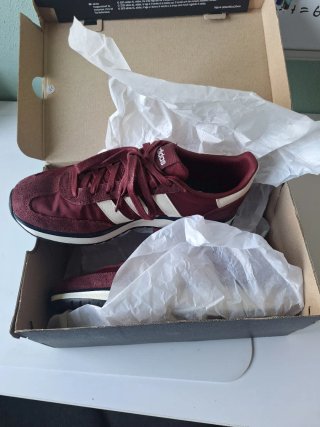 Zapatillas Adidas Burdeos y Blancas