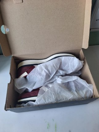 Zapatillas Adidas Burdeos y Blancas
