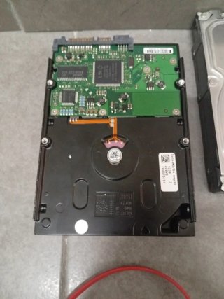 3 dischi rigidi per computer + cavi SATA