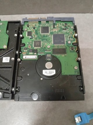 3 dischi rigidi per computer + cavi SATA
