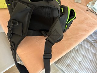 Mochila de pesca bandolera negra y verde