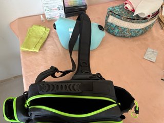 Mochila de pesca bandolera negra y verde