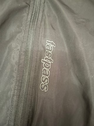 Cortavientos negra con detalles