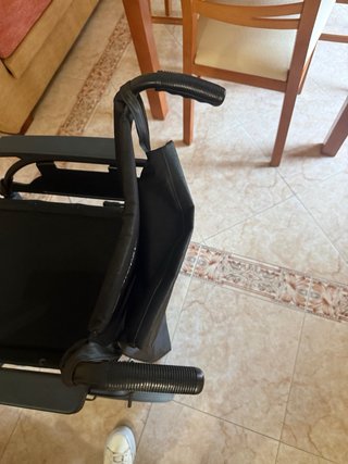 Silla de ruedas con cojín antiescaras  de regalo