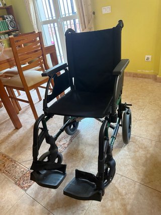 Silla de ruedas con cojín antiescaras  de regalo