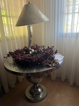 Mesa de Salón con Lámpara Metálica