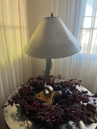 Mesa de Salón con Lámpara Metálica
